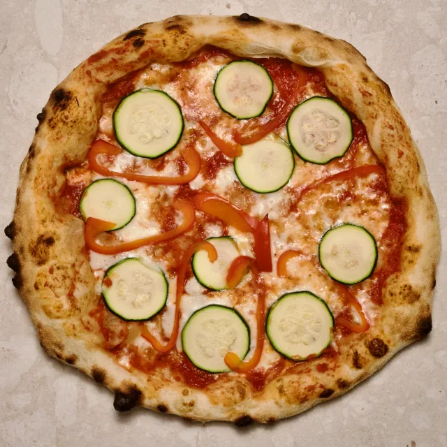 Vegetariana Pizza - zucchini, red pepper, mozzarella